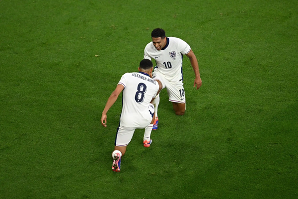 Những ngôi sao Real Madrid từng say mê Barcelona: Chuyện tình yêu phức tạp của bóng đá